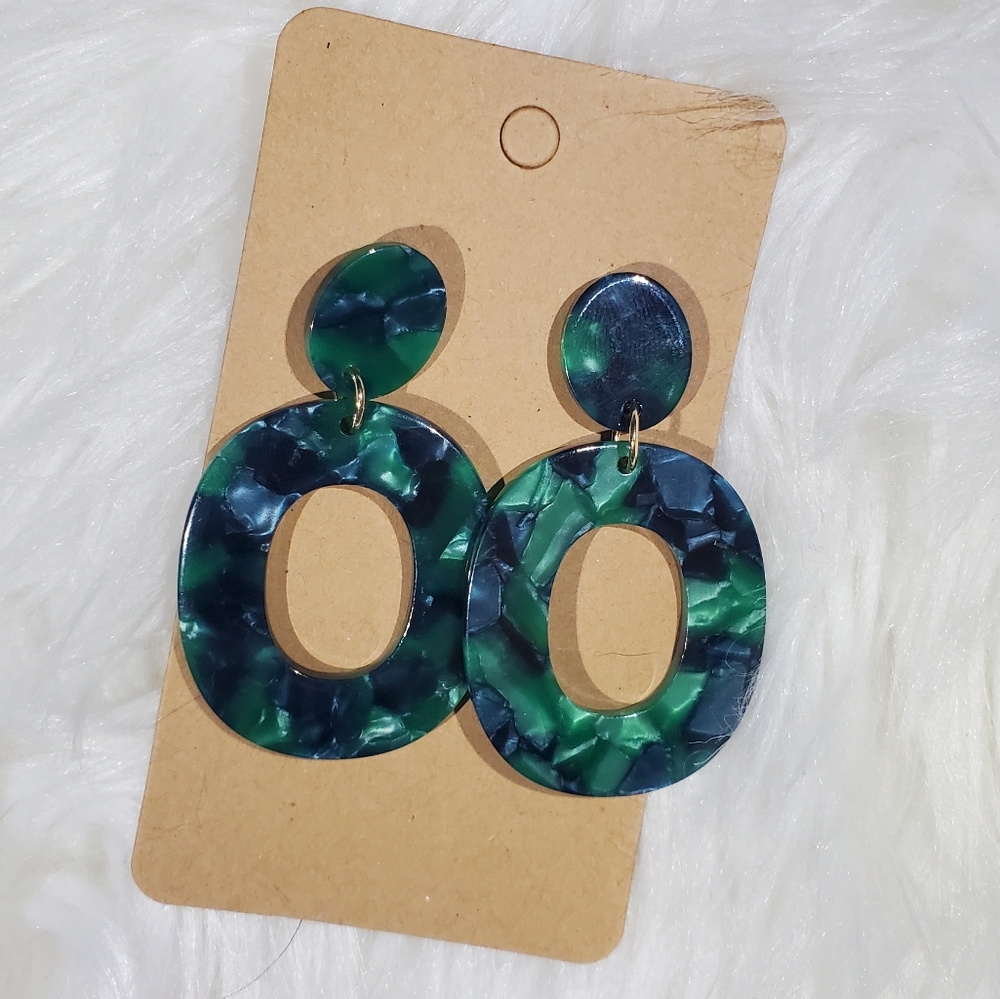 🌿 Green Acrylic Circle Earrings
